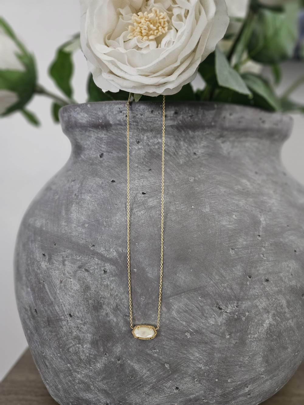 Kendra Scott Elisa Gold Pendant Necklace in Ivory Mother-of-Pearl